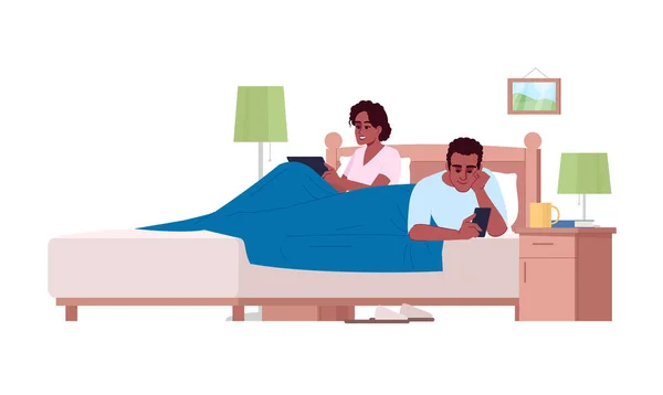 非洲裔美国人夫妇在床上使用的装置半平面Rgb矢量插图 小工具被过度使用 家庭中缺乏沟通 卧室里拿着智能手机的人把卡通人物隔离在白色的房间里 — 图库矢量图片