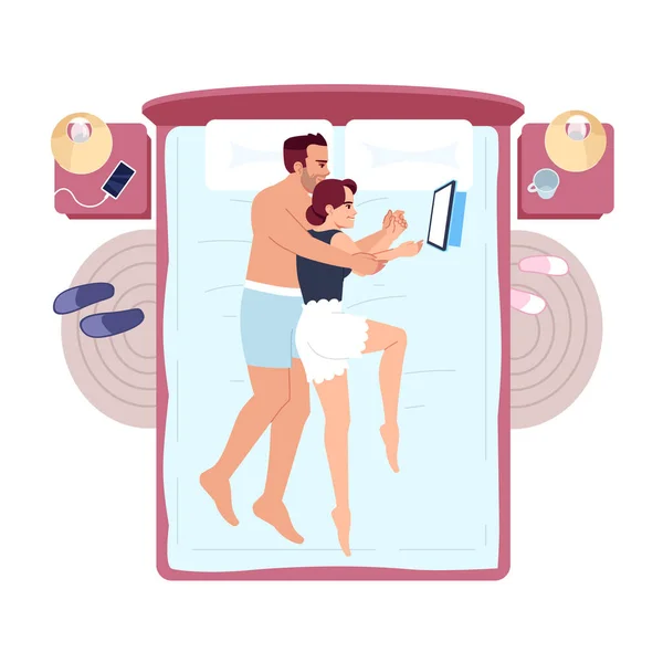 セミフラットRgbカラーベクトルイラストを一緒に抱きかかえて映画を見てカップル 幸せな夫と妻 タブレットPcとベッドの中でロマンチックな若い家族白の背景に隔離された漫画のキャラクター — ストックベクタ