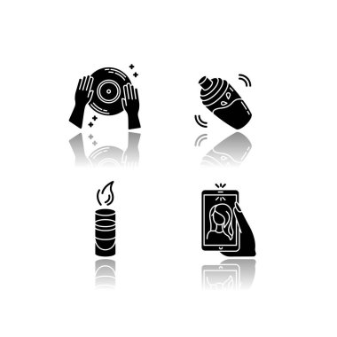 Koyu renk gölge simgeleri ayarlandı. Gece kulübü eğlencesi, eğlence mekanı. DJ kaydı, kokteyl karıştırıcı, sıcak çekim ve beyaz uzayda izole edilmiş vektör çizimleri