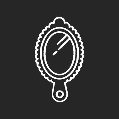 Siyah arka planda küçük el aynası beyaz tebeşir simgesi. Portatif kişisel kibir. Kadınsı güzellik. Makyaj yapmak için oval çerçevede yansıma. Kadın modası. İzole edilmiş vektör karatahta çizimi