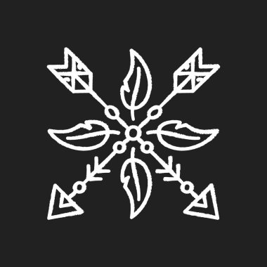 Siyah arka planda boho tarzı beyaz tebeşir şeklinde ok ve tüy tılsımı. Kızılderili mistik sembolü. Etnik ev dekorasyonu, kabile cazibesi. İzole edilmiş vektör karatahta çizimi