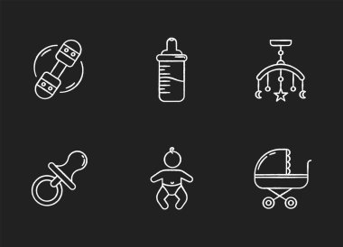 Bebek bakımı servisi siyah arka planda beyaz tebeşirle simgeler oluşturdu. Bebekler için oyuncaklar. Yeni doğan yatak odası için dekorasyon. Emzik ve beslenme şişesi. Küçük bir çocuk. İzole edilmiş vektör karatahta çizimleri