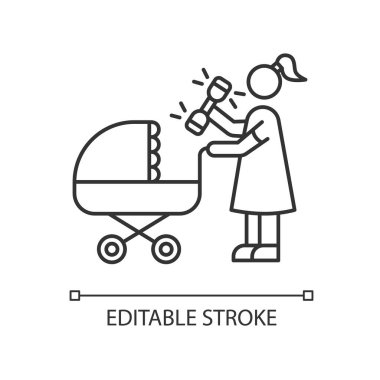 Yeni doğan deneyim pikseli mükemmel doğrusal simge. Çıngıraklı oyuncaklı kadın. Bebek arabalı anne. İnce çizgi özelleştirilebilir illüstrasyon. Contour sembolü. Vektör izole çizim. Düzenlenebilir vuruş