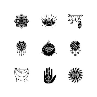 Boho tarzı siyah sembol şeklinde sihirli aksesuarlar beyaz uzaya dizilmiş. Kehanet ve okültizm muskaları. Düş kapanı, hepsi göz tılsımı görüyor. Siluet sembolleri. Vektör izole illüstrasyonu