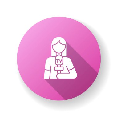 Gazeteci pembe düz tasarım uzun gölge simgesi. Haber getiren kişi. Mikrofon tutan kadın. Televizyonda yayınlanıyor. Televizyondaki kitle basın sunucusu. Siluet RGB renk çizimi