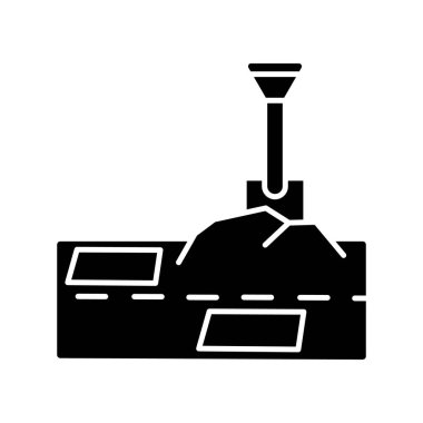 Yama siyah kabartma simgesi ile çalışıyor. Yol çalışması inşaatı. Yer çukurunu kürekle doldurun. Asfalttaki çukur. Yüzeyde ve kaldırımda. Beyaz uzayda siluet sembolü. Vektör izole illüstrasyonu