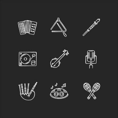 Bando enstrümanları siyah arkaplanda beyaz tebeşir simgeleri oluşturur. Klavyeli akordiyon. Perküsyon için üçgen. Flüt ve keman performansı. İzole edilmiş vektör karatahta çizimleri
