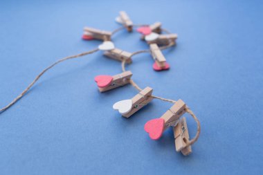 Mavi bir arka plan üzerinde Clothespin