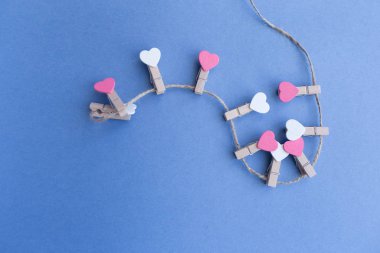 Mavi bir arka plan üzerinde Clothespin