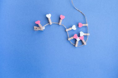 Mavi bir arka plan üzerinde Clothespin