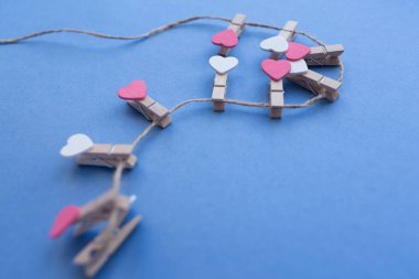 Mavi bir arka plan üzerinde Clothespin