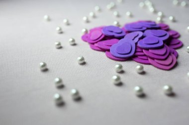 Mor Kalpler ve bej kumaş üzerine yalan inciler