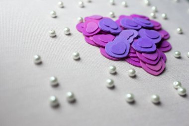 Mor Kalpler ve bej kumaş üzerine yalan inciler