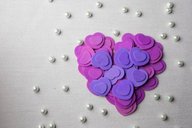 Mor Kalpler ve bej kumaş üzerine yalan inciler