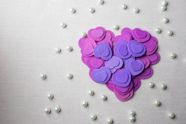 Mor Kalpler ve bej kumaş üzerine yalan inciler