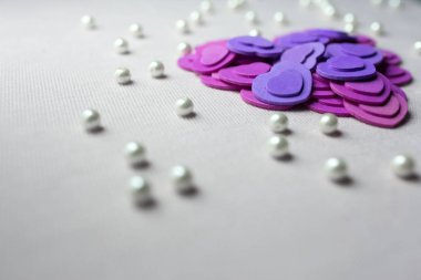 Mor Kalpler ve bej kumaş üzerine yalan inciler