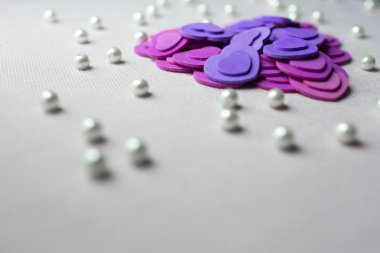 Mor Kalpler ve bej kumaş üzerine yalan inciler