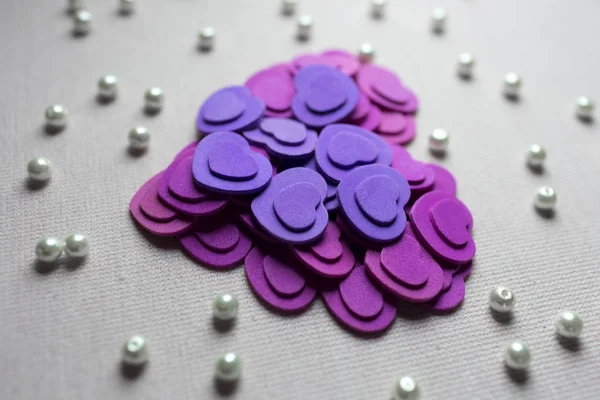 Mor Kalpler ve bej kumaş üzerine yalan inciler