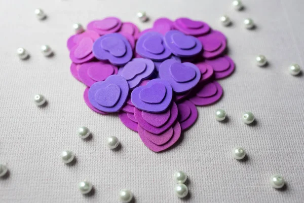 Mor Kalpler ve bej kumaş üzerine yalan inciler