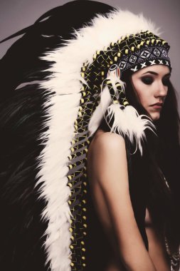 Bir Kızılderili siyah arka plan üzerine bir Kızılderili şefi olarak portresi. Yağlı boya tarzı