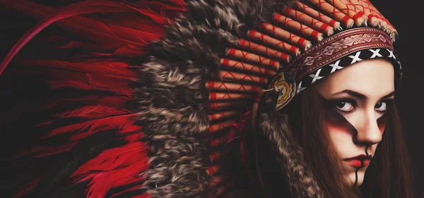 Retrato de um ferimento em um chefe índio vermelho sobre fundo preto. Estilo de pintura a óleo — Fotografia de Stock