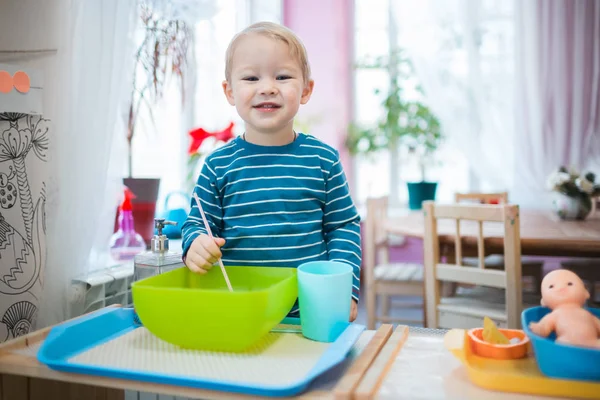 아이 아이 센터에서 교육 게임 재생 — 스톡 사진