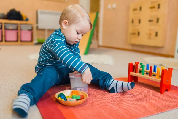 Дитина грає з освітніми іграми в дитячому центрі — стокове фото