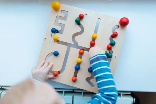 Дитина грає з освітніми іграми в дитячому центрі — стокове фото