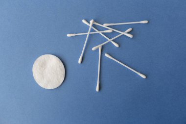 Pamuk temizleme bezi ve Sünger. Hijyen. Mavi arka plan