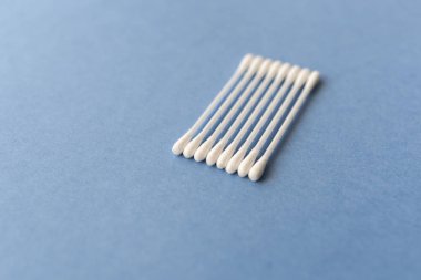 Pamuk temizleme bezi ve Sünger. Hijyen. Mavi arka plan