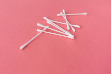 Pamuk temizleme bezi ve Sünger. Hijyen. Kırmızı bir arka plan