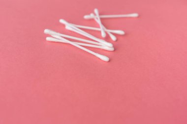 Pamuk temizleme bezi ve Sünger. Hijyen. Kırmızı bir arka plan