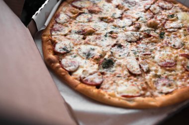 Biberli kutusunda siyah arka plan üzerine