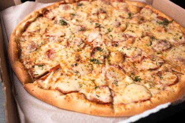 Biberli kutusunda siyah arka plan üzerine