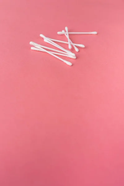 Cotton swabs and sponge. Hygiene. Red background — Stock Photo, Image