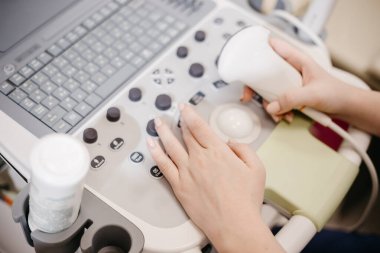 Doktorlar özel bir klonda ultrason cihazı kullanıyorlar.