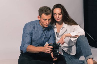 Fotoğrafçı, fotoğrafçı kızda bitirilmiş fotoğrafları gösteriyor. Çekim