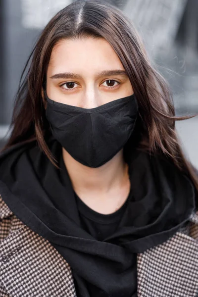 Jovem Mulher Usando Máscara Facial Mulher Bonita Capuz Preto Usar — Fotografia de Stock