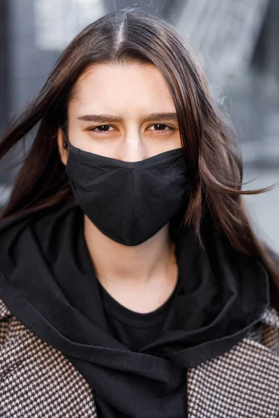 Mujer Joven Con Mascarilla Mujer Guapa Con Capucha Negra Con — Foto de Stock