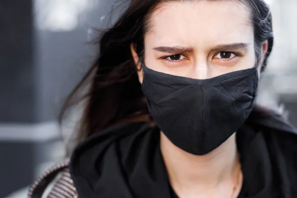 Mujer Joven Con Mascarilla Mujer Guapa Con Capucha Negra Con — Foto de Stock