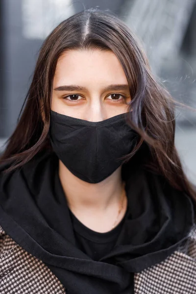 Mujer Joven Con Mascarilla Mujer Guapa Con Capucha Negra Con — Foto de Stock