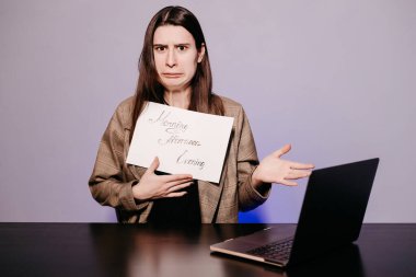 Kız İngilizce öğretiyor ve işaretleri kullanarak cümleler kuruyor. Çevrimiçi okulda öğretmenlik için yenilikçi pedagoji. İnternette yeni bir İngilizce kursu mevcut..