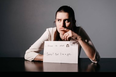 Kız İngilizce öğretiyor ve işaretleri kullanarak cümleler kuruyor. Çevrimiçi okulda öğretmenlik için yenilikçi pedagoji. İnternette yeni bir İngilizce kursu mevcut..