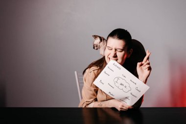 İngilizce öğreten ve kediyle işaret dilini kullanan kız. Çevrimiçi okulda öğretmenlik için yenilikçi pedagoji. İnternette yeni bir İngilizce kursu mevcut..