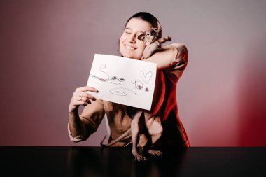 İngilizce öğreten ve kediyle işaret dilini kullanan kız. Çevrimiçi okulda öğretmenlik için yenilikçi pedagoji. İnternette yeni bir İngilizce kursu mevcut..