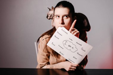 İngilizce öğreten ve kediyle işaret dilini kullanan kız. Çevrimiçi okulda öğretmenlik için yenilikçi pedagoji. İnternette yeni bir İngilizce kursu mevcut..