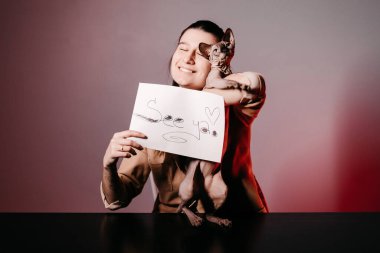 İngilizce öğreten ve kediyle işaret dilini kullanan kız. Çevrimiçi okulda öğretmenlik için yenilikçi pedagoji. İnternette yeni bir İngilizce kursu mevcut..
