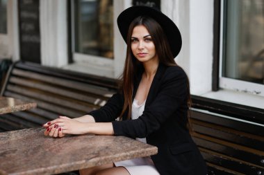 Tahta bir bankta oturan bir kadın