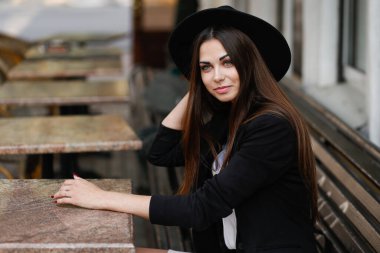 Tahta bir bankta oturan bir kadın