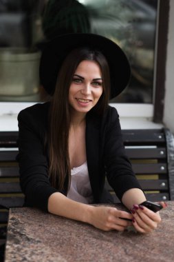 Masada oturan bir kadın.